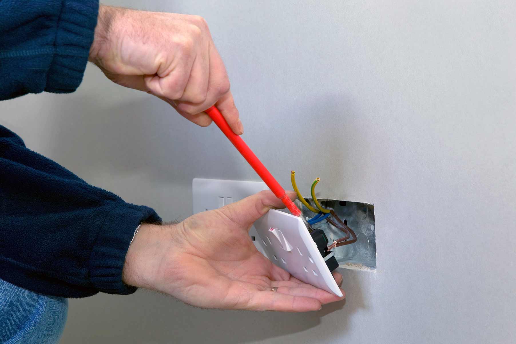 Our electricians can install plug sockets for domestic and commercial proeprties in Newport Hampshire and the local area. 